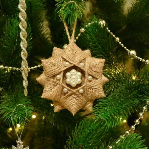 Новогодний декор - ёлочные игрушки и интерьерный веночек) делала сама, на вашу оценку. 01