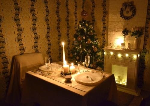 Новогодний декор - ёлочные игрушки и интерьерный веночек) делала сама, на вашу оценку. 04