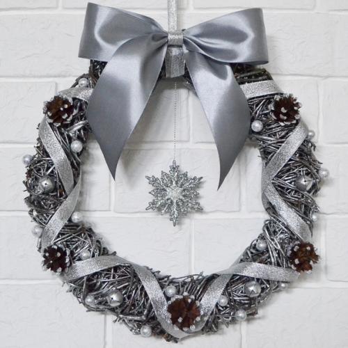 Новогодний декор - ёлочные игрушки и интерьерный веночек) делала сама, на вашу оценку. 02