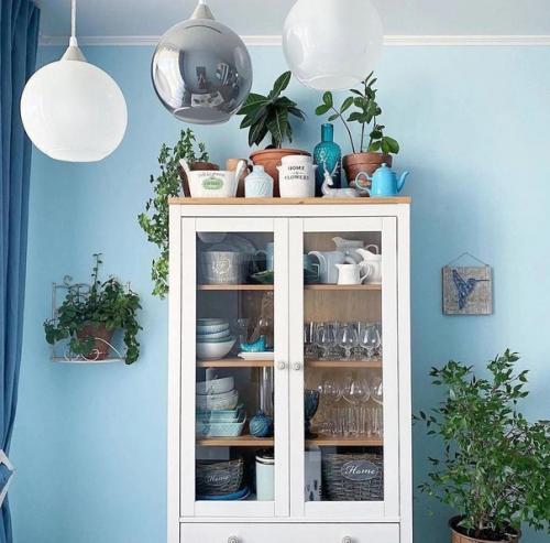 Нежные, голубые оттенки.