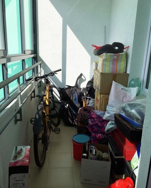 Муж сделал большой, вместительный шкаф на балконе. 03