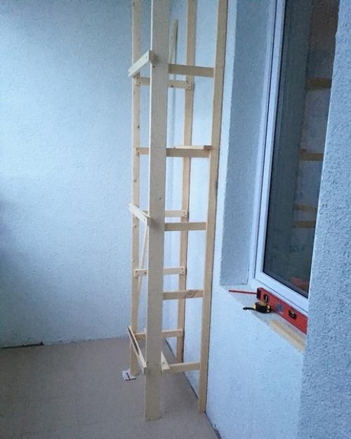 Муж сделал большой, вместительный шкаф на балконе. 01