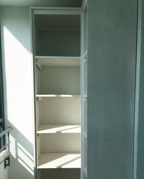 Муж сделал большой, вместительный шкаф на балконе. 05