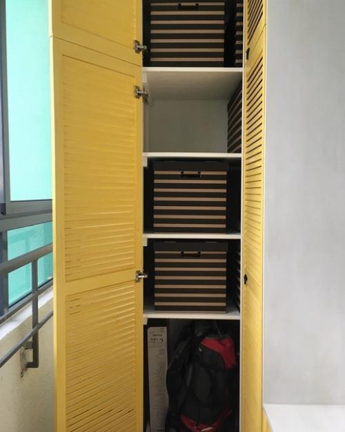 Муж сделал большой, вместительный шкаф на балконе. 07