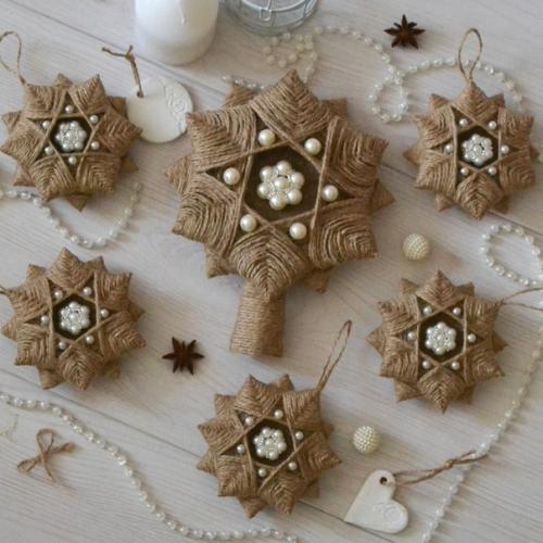 Новогодний декор - ёлочные игрушки и интерьерный веночек) делала сама, на вашу оценку.