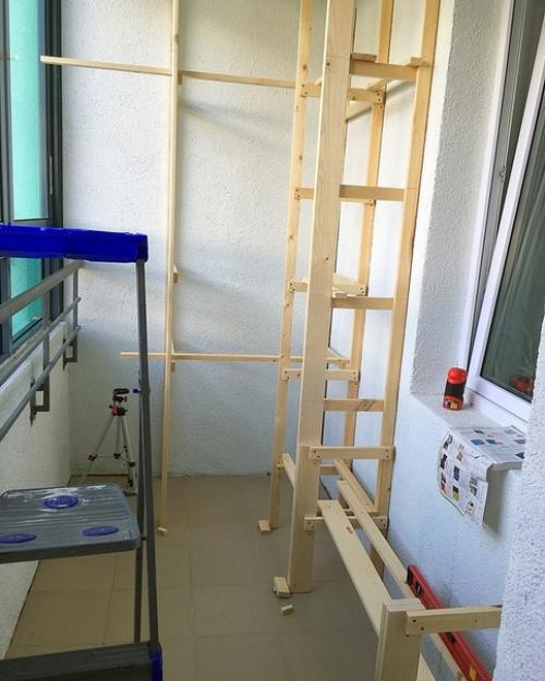 Муж сделал большой, вместительный шкаф на балконе. 02