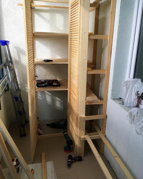 Муж сделал большой, вместительный шкаф на балконе. 04