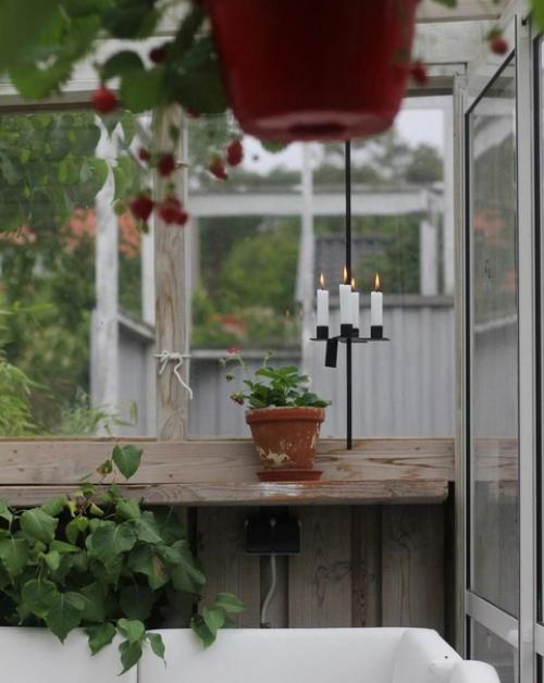 Есть люди у которых даже теплица выглядит.