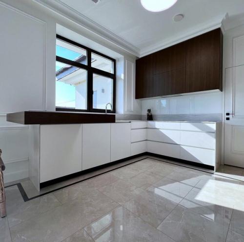 Сочетание белого цвета и дерева.