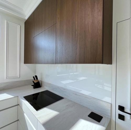 Сочетание белого цвета и дерева. 01