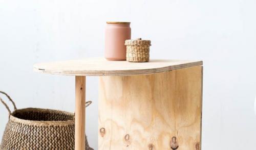 Простой столик - стойка из фанеры.