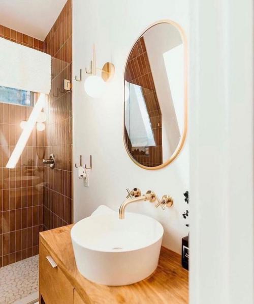 Этот домик посреди леса находится. 
