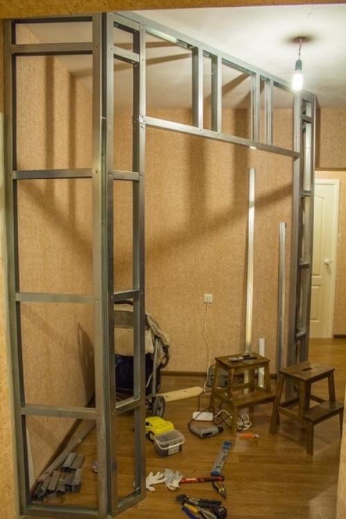 Мы делаем гардероб отдельным помещением.