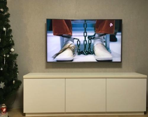 Мы прячем кучу проводов от телевизора и приставки! 05