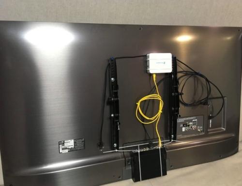 Мы прячем кучу проводов от телевизора и приставки! 04