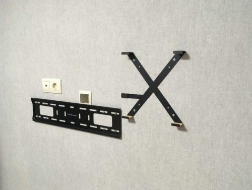 Мы прячем кучу проводов от телевизора и приставки! 02