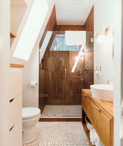 Этот домик посреди леса находится. 04