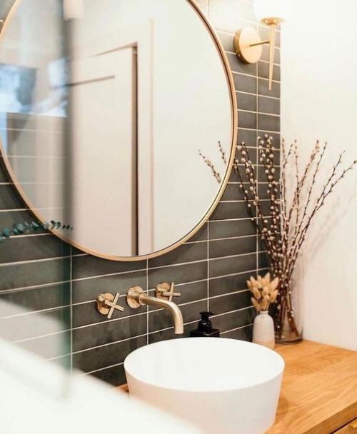 Этот домик посреди леса находится. 02