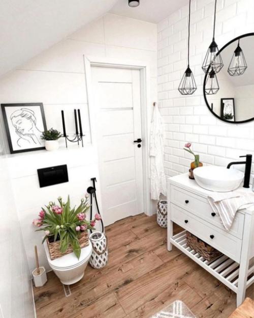 Светлая ванная комната на мансардном этаже. 01