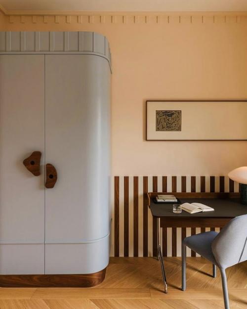 Сдержанный интерьер с яркими акцентами. 04