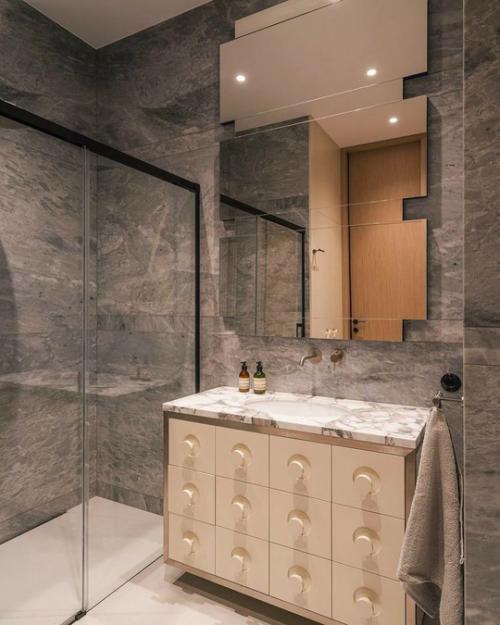 Сдержанный интерьер с яркими акцентами. 07