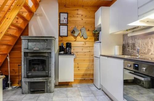 Уютный, солнечный интерьер гостевого домика. 01