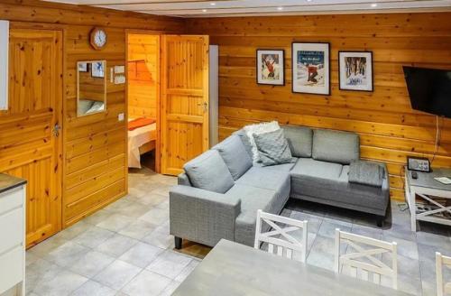 Уютный, солнечный интерьер гостевого домика. 02