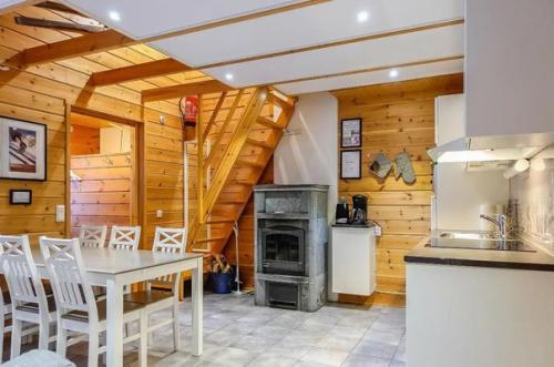 Уютный, солнечный интерьер гостевого домика.
