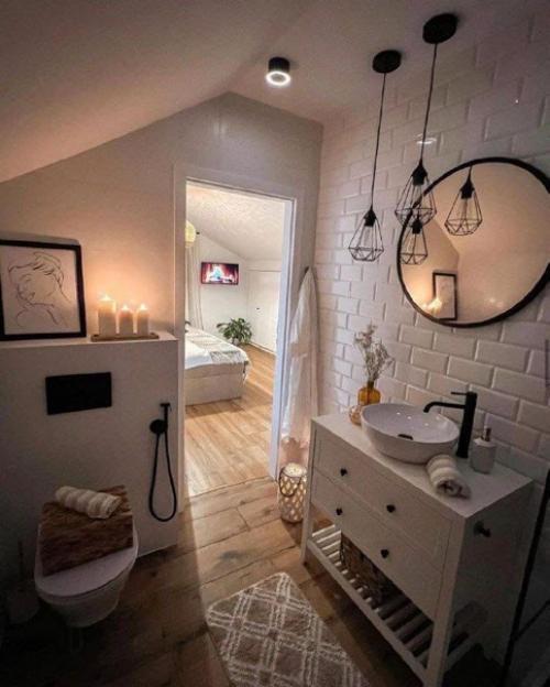 Светлая ванная комната на мансардном этаже.