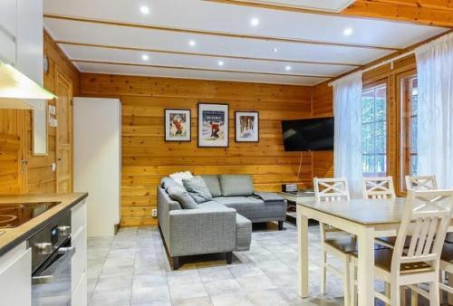 Уютный, солнечный интерьер гостевого домика. 04