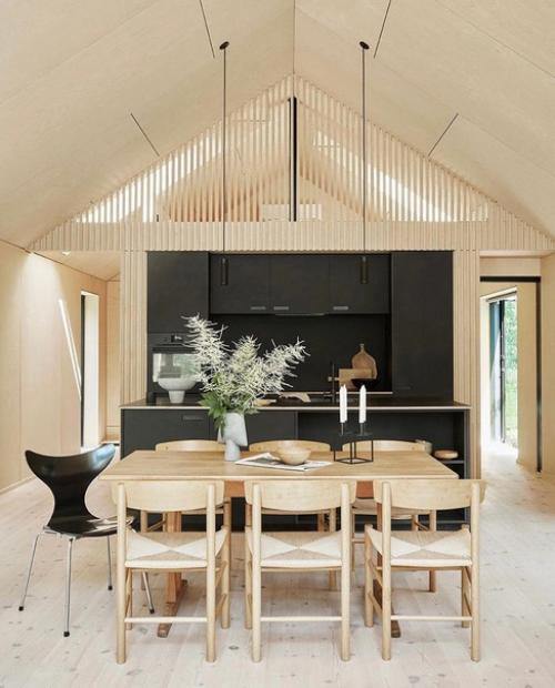 Небольшой, уютный домик посреди леса. 02