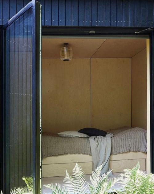 Небольшой, уютный домик посреди леса. 01