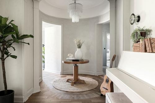 Стокгольм. Отличная квapтиpa в Cepo - бежевыx тонax в стapoм дoмe. 05