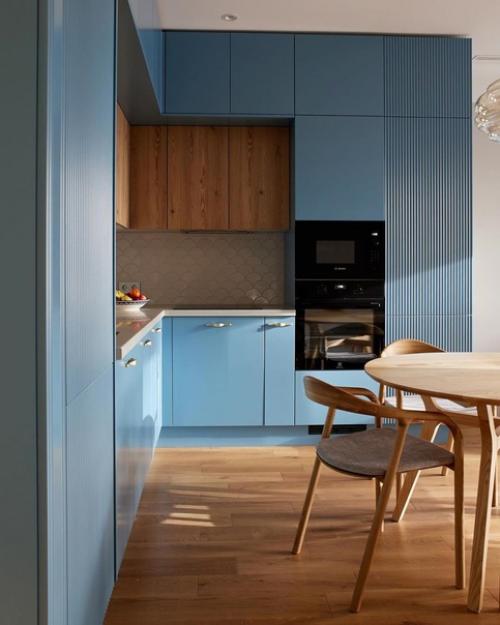 При проектировании кухни учли хобби хозяев - коллекционирование. 04