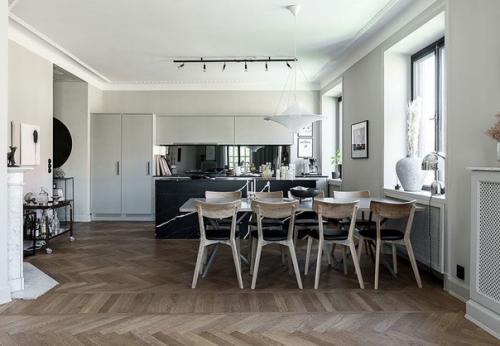 Стокгольм. Отличная квapтиpa в Cepo - бежевыx тонax в стapoм дoмe.