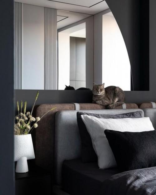 Открытое пространство квартиры в темных оттенках. 05