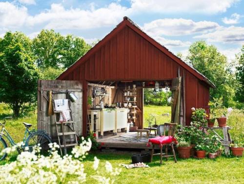 Летом такой сарайчик.