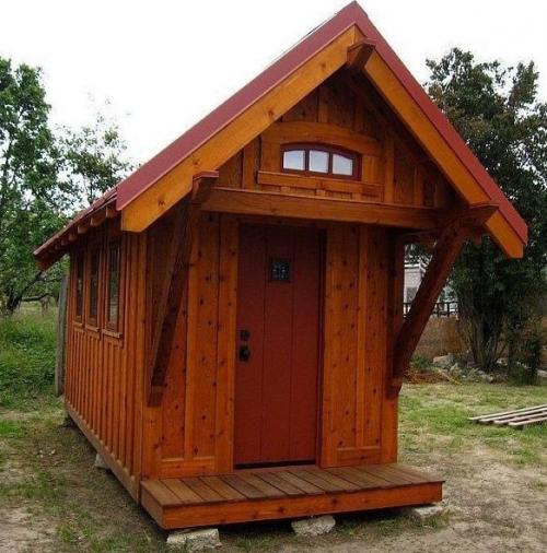 Такой маленький домик, но в нем удалось уместить все необходимое. 03