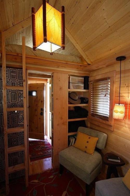 Такой маленький домик, но в нем удалось уместить все необходимое. 04