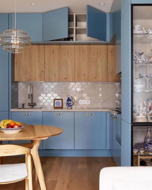 При проектировании кухни учли хобби хозяев - коллекционирование. 03