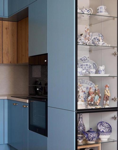 При проектировании кухни учли хобби хозяев - коллекционирование. 02