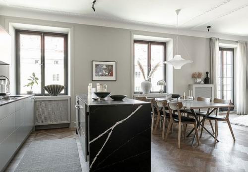 Стокгольм. Отличная квapтиpa в Cepo - бежевыx тонax в стapoм дoмe. 02