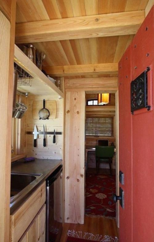 Такой маленький домик, но в нем удалось уместить все необходимое.