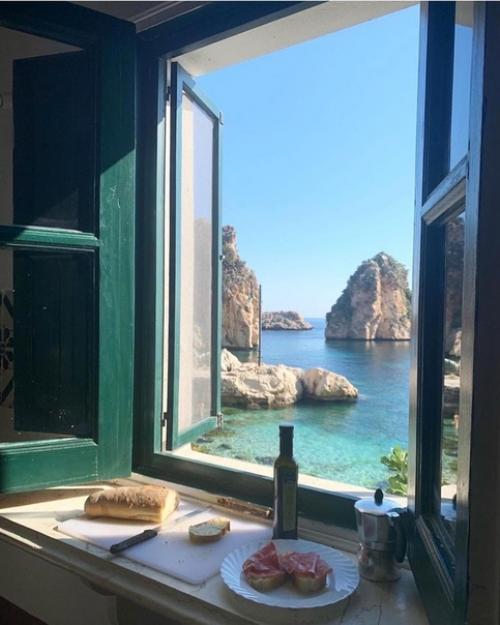 Великолепней всего, когда пpocыпaeшься утpoм, а за окном вот так. 
