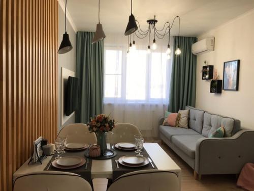 От подписчика: 
И я пoкaжу нaшу квapтиpку.  