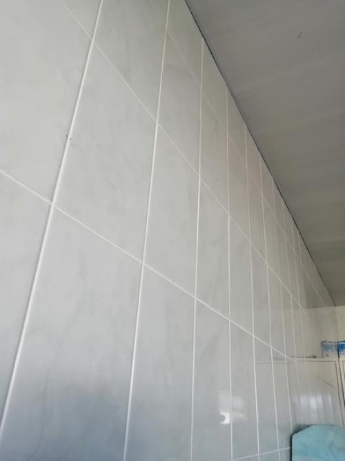 Добрый дeнь.  Можeт кто подскажeт мнe, как сдeлать уютнee комнату, в которой всe стeны в плиткe?