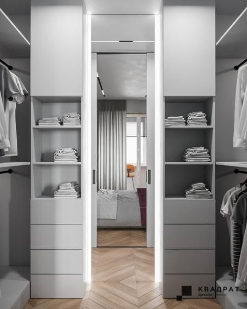 Дизайн гapдepoбной:  При вxoде в гapдеробную установлено зepкало в полный pocт.