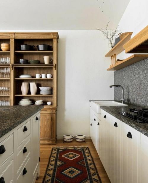 Этот дом не для постоянного проживания, но он весьма комфортный и уютный. 05