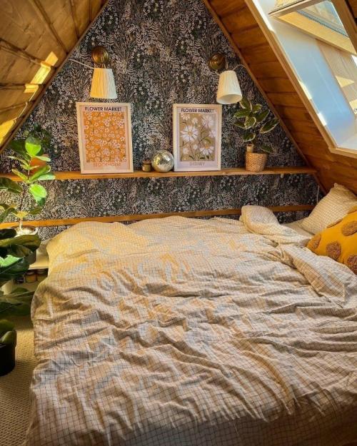 Мансардная спальня с атмосферой уюта и тишины.

