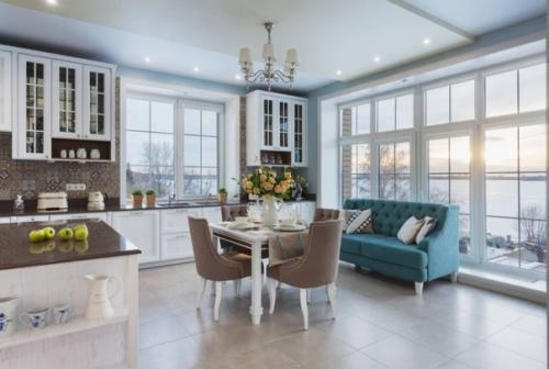 Гостиная с панорамными окнами.